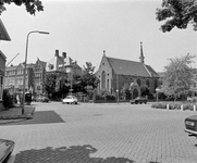 855845 Gezicht op het kerkgebouw van de Holy Trinity Church (Van Limburg Stirumplein 2) te Utrecht; links de ingang van ...